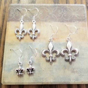Boucles D'oreilles Pendantes Fleur De Lis - Percées - Nickel Free - Occasion