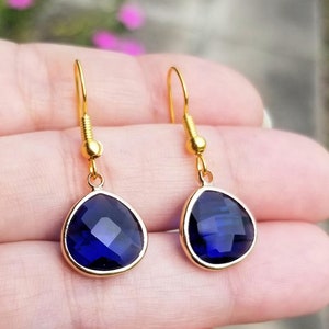 Boucles d&#39;oreilles saphir en or 14 carats, boucles d&#39;oreilles saphir, boucles d&#39;oreilles saphir bleu, boucles d&#39;oreilles pendantes en or, bijoux en saphir, pierre de naissance de septembre