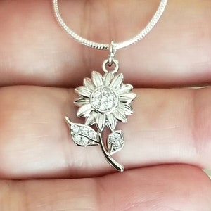 スターリングシルバーのひまわりネックレス、ひまわりペンダントネックレス、フラワーネックレス、ブライダル、結婚式、花嫁介添人ジュエリー、ひまわり好きへのギフト