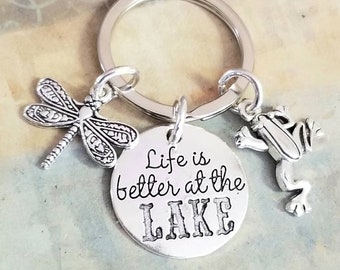 Das Leben ist besser am See Schlüsselanhänger See Leben Schlüsselanhänger See Liebhaber Geschenk Schlüsselanhänger See Leben Charm Frosch Charm Libelle Charm See Mädchen