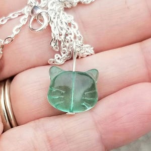 Entzückende Katze Halskette, Glas Katze Anhänger, Katze Schmuck, Katze Anhänger Halskette, Katze Thema Schmuck, Katze Liebhaber Geschenk, Cat Lady Halskette, Katzen, Katze