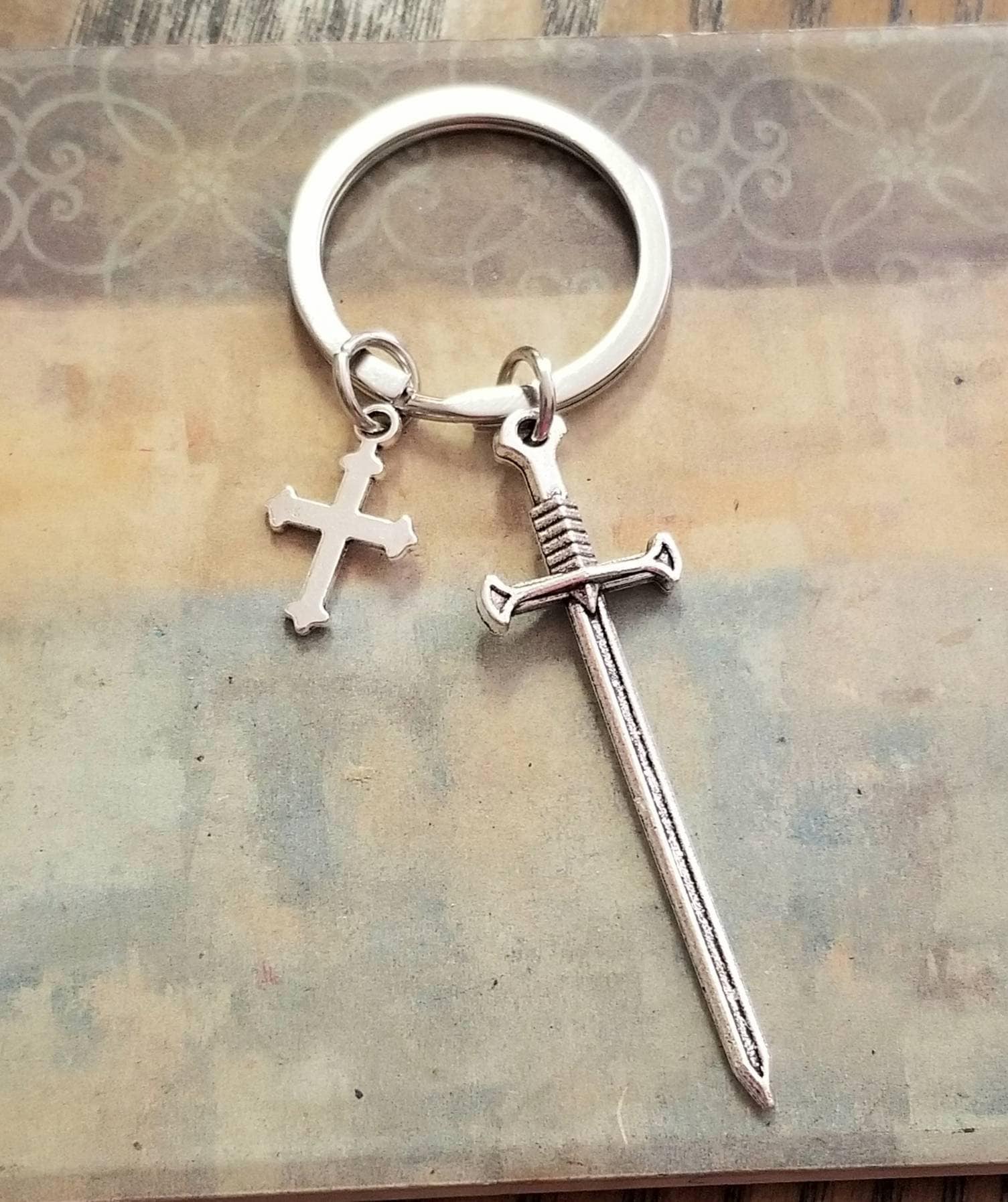 騎士の剣キーホルダー：ゴシッククロスチャーム、中世のジュエリー