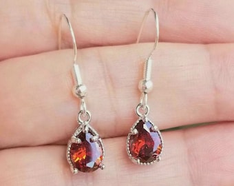 Örhängen i sterlingsilver med granat, örhängen i granat, hängande silverörhängen, örhängen i vinröda kristaller, granatsmycken, födelsesten i januari