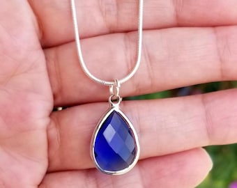 Halskette aus Sterlingsilber mit blauem Saphir, Halskette mit blauem Saphiranhänger, Saphirschmuck, Geburtsstein für September