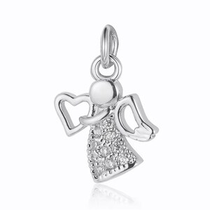Puede incluir: Un amuleto de &aacute;ngel de plata con detalles de cristal transparente. El &aacute;ngel tiene las alas extendidas y un halo.