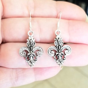 Pendientes de flor de lis en plata de ley, joyas de flor de lis, pendientes colgantes de plata, pendientes de mujer, pendientes de flores francesas, realeza, París
