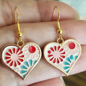 Bohemian Daisy Earrings, Retro Daisy Jewelry, Gold Heart Dangle Earrings, Daisy Earrings, Womens Earrings, Gold Earrings, Summer Jewelry