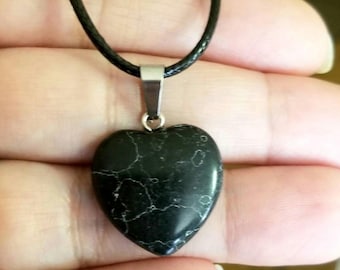 Collier coeur noir, collier pendentif turquoise noir, pendentif coeur, pendentif coeur noir, bijoux coeur, turquoise noire, bijoux unisexe