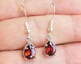 Örhängen i sterlingsilver med granat, hängande örhängen i silver med granat, örhängen i vinröda ädelstenar, granatsmycken, födelsesten i januari, granater