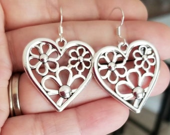 シルバーのデイジーハートのぶら下がりピアス、花柄のハートピアス