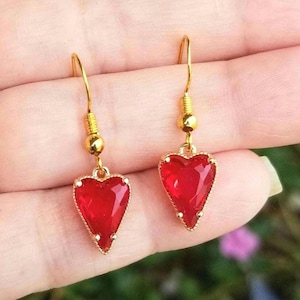 14k Gold Rubin Herz Ohrringe, Solitär Herz, rotes Herz, Zierlich, anspruchsvoll, Valentinstag Ohrringe, Valentinstag