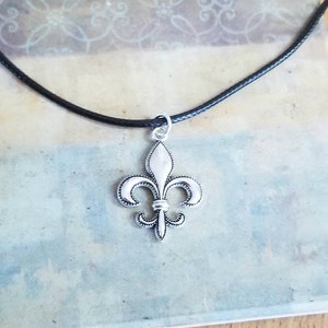 Collar de flor de lis de plata, joyería de flor de lis, collar de plata, joyería de mujer, flor francesa, carnaval, santos, Nueva Orleans, París