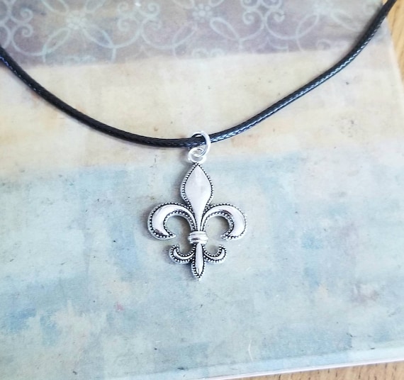 シルバー925 フルール・ド・リス　ハート型ネックレス シルバー925 フルール・ド・リス ハート型ネックレス たくむ着用