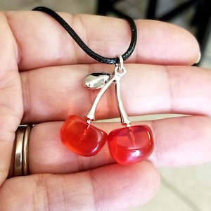 Collier cerise rouge, Collier cerise, Pendentif cerise, Bijoux cerise, Cerises, Boucles d&#39;oreilles fruits, Bijoux fruits, Tropical, Bijoux d&#39;été
