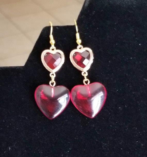 Simpatici orecchini pendenti a forma di cuore lucidi in acciaio
