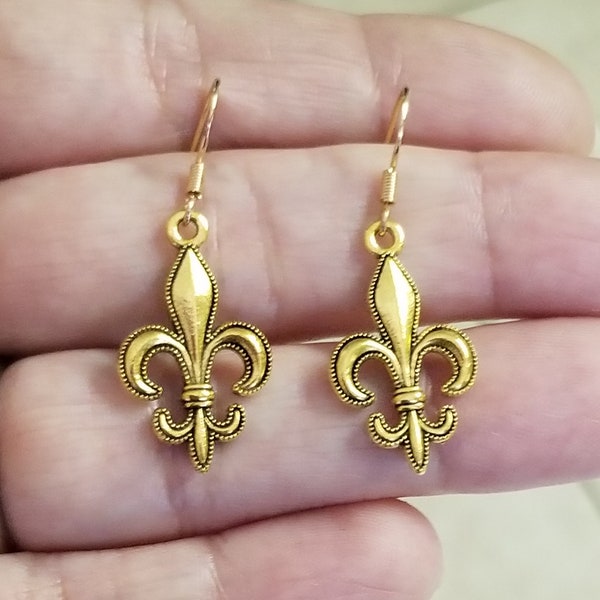 Orecchini Fleur de Lis in oro, Orecchini Fleur De Lis, Orecchini pendenti in oro 14k, Gioielli Fleur de Lis, Orecchini di fiori francesi, Mardi Gras