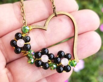 Colar com pingente de coração floral em obsidiana e quartzo rosa, bronze, com fio metálico, joia com flores e miçangas, estilo boho.