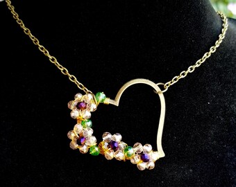 Collar con colgante de corazón grande de bronce, collar con colgante de corazón floral de cristal envuelto en alambre, joyería floral, estilo bohemio.