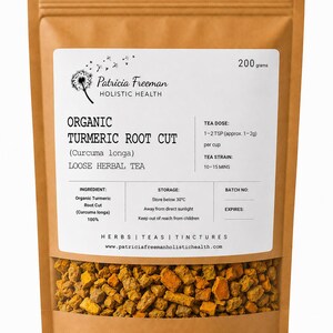 Może przedstawiać: Brązowa torebka stojąca zawierająca 200 gramów organicznej ciętej korzenia kurkumy jako sypka herbata ziołowa. Biała etykieta zawiera tekst Patricia Freeman Holistic Health, instrukcje dawkowania, przechowywania oraz adres strony.