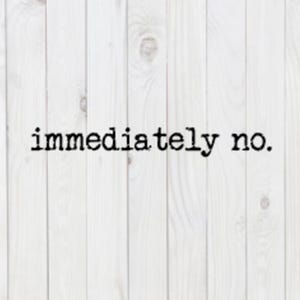 Puede incluir: Un fondo de madera blanco con el texto "inmediatamente no." impreso en negro.