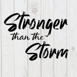 Más fuerte que la tormenta, archivo SVG divertido, pdf, png, dxf, descarga digital, archivo de corte cricut