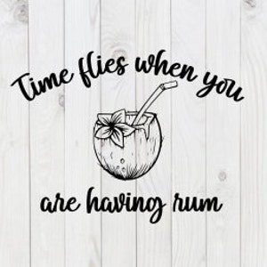 Op de afbeelding: Zwart-witte illustratie van een kokosnoot met een rietje en een bloem erop. De tekst "Time flies when you are having rum" staat rond de kokosnoot.
