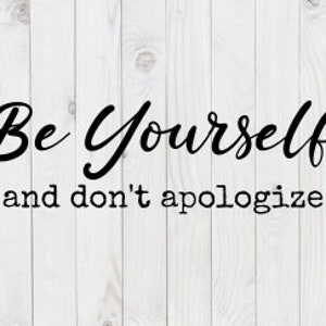 Puede incluir: Fondo de madera blanco con texto negro que dice "Sé tú mismo y no te disculpes."