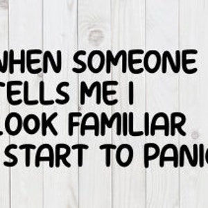 Könnte beinhalten: Ein weißer Holzgrund mit schwarzem Text, der lautet: "Wenn mir jemand sagt, dass ich ihm bekannt vorkomme, gerate ich in Panik."