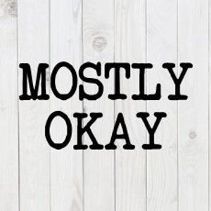 Puede incluir: Fondo de madera blanco con texto negro que dice "MOSTLY OKAY"