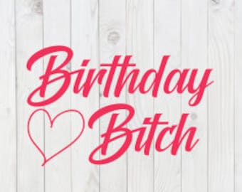 Puede incluir: Texto rosa en cursiva sobre un fondo de madera blanca que dice "Birthday Bitch" con un corazón rosa a la izquierda de la palabra "Bitch".