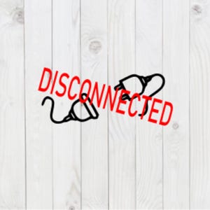 Peut inclure: Un fond en bois blanc avec un contour noir de deux prises débranchées et le mot "DÉCONNECTÉ" en lettres rouges.