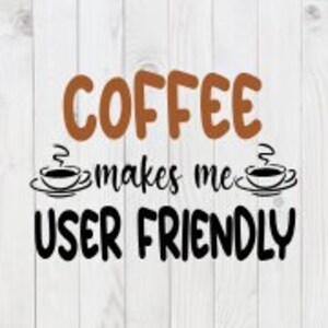 以下が含まれることがあります： 「COFFEE makes me USER FRIENDLY」というテキストと、蒸気を立てたスタイリッシュなコーヒーカップ2つが描かれた、茶色と黒のグラフィックデザインです。