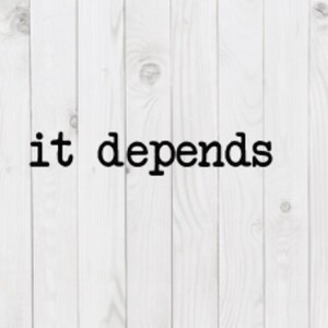 Pode incluir: Um fundo de madeira branco com o texto "it depends" impresso em preto.