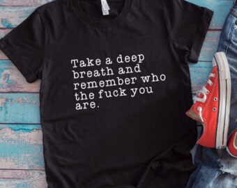 Respira hondo y recuerda quién carajo eres, camiseta negra unisex de manga corta