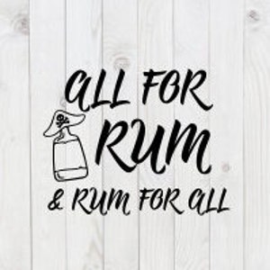 Op de afbeelding: Zwart-wit grafisch ontwerp met een piratenhoofd en gekruiste botten op een fles met de tekst "all for rum & rum for all".