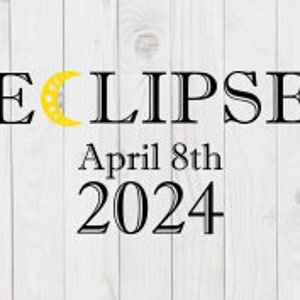 Könnte beinhalten: Ein weißer Holzgrund mit schwarzem Text, der "ECLIPSE" mit einem gelben Halbmond-Symbol lautet. Unter dem Text steht das Datum "April 8th 2024".