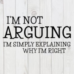 Könnte beinhalten: Ein weißer Holzgrund mit schwarzem Text, der lautet: "Ich streite nicht, ich erkläre einfach, warum ich Recht habe."