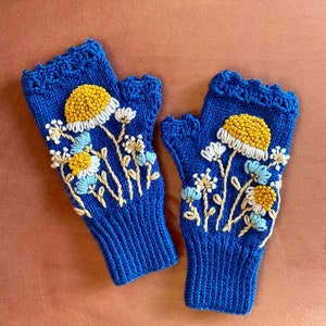 Daisy Flowers, Royal Blue Knitted Gloves, Embroidered Handmade Fingerless Gloves, Warmers, Wrist Warmer, Christmas Gift, Birthday Gift afbeelding 2