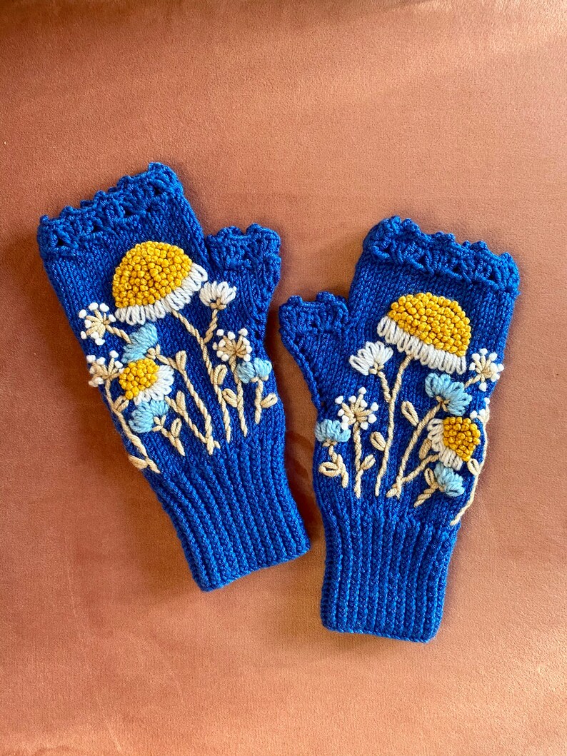 Daisy Flowers, Royal Blue Knitted Gloves, Embroidered Handmade Fingerless Gloves, Warmers, Wrist Warmer, Christmas Gift, Birthday Gift afbeelding 2