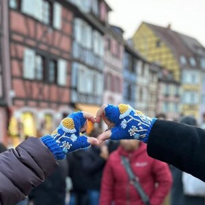 Daisy Flowers, Royal Blue Knitted Gloves, Embroidered Handmade Fingerless Gloves, Warmers, Wrist Warmer, Christmas Gift, Birthday Gift afbeelding 9