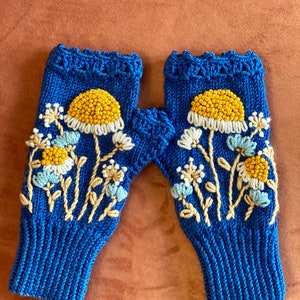 Daisy Flowers, Royal Blue Knitted Gloves, Embroidered Handmade Fingerless Gloves, Warmers, Wrist Warmer, Christmas Gift, Birthday Gift image 3