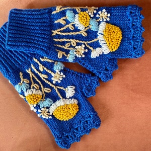 Daisy Flowers, Royal Blue Knitted Gloves, Embroidered Handmade Fingerless Gloves, Warmers, Wrist Warmer, Christmas Gift, Birthday Gift afbeelding 7