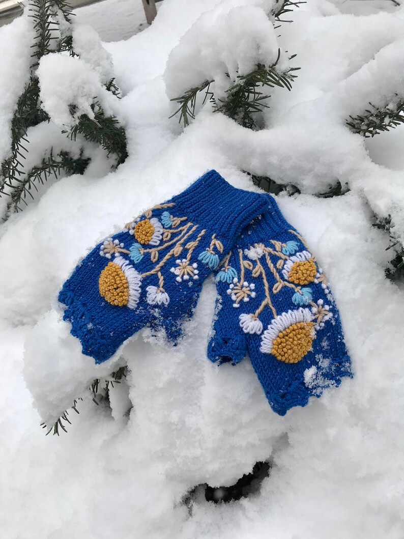 Daisy Flowers, Royal Blue Knitted Gloves, Embroidered Handmade Fingerless Gloves, Warmers, Wrist Warmer, Christmas Gift, Birthday Gift afbeelding 4