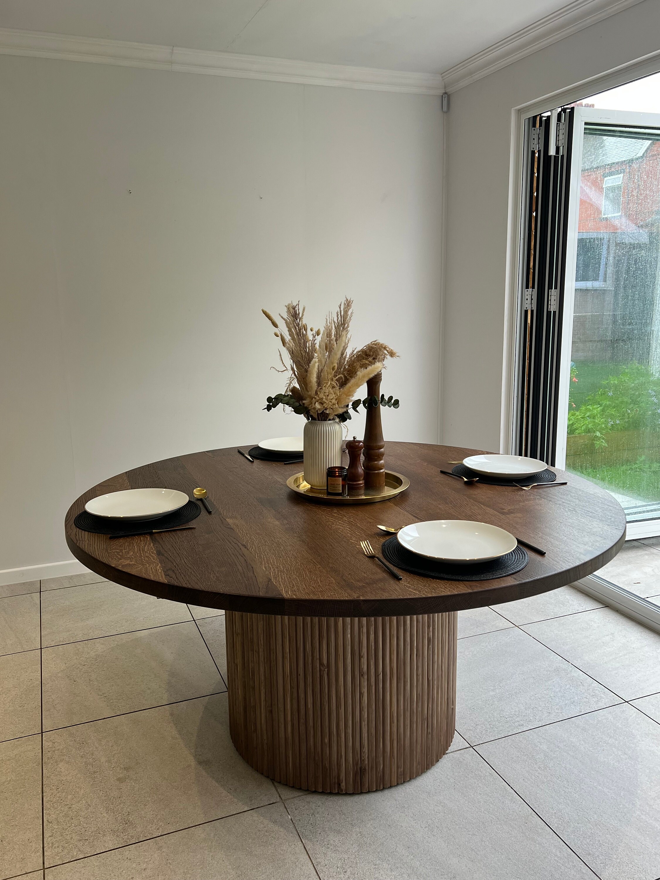 18+ Round And Oval Dining Tables