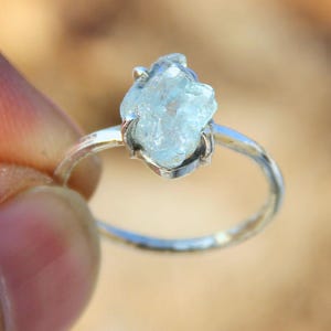 Anillo de aguamarina en bruto: joyería de cristal de aguamarina natural en plata de ley.