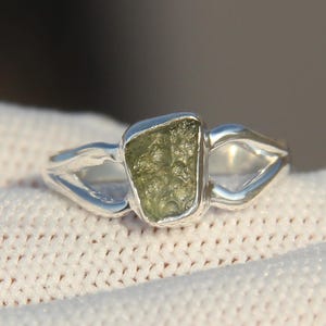 Handgemachter Moldavit Silber Ring: Roher Tektit Kristall Schmuck