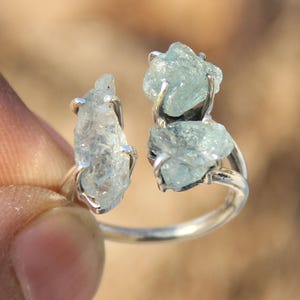 Anillo de plata con aguamarina en bruto: plata de ley 925, joyería artesanal