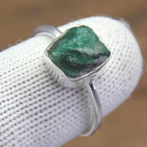 Emerald Ring in Sterling Silver , Natural Green Crystal Ring , Real Emerald Crystal Jewelry , May Birthstone Ring , Emerald Silver Jewelry