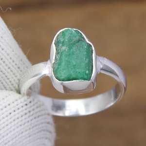 Raw Emerald Ring in Sterling Silver , Natural Emerald Green Crystal Ring , May Birthstone Silver Jewelry , Real Emerald Crystal Ring