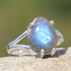 Handmade Labradorite Sterling Silver Ring: Cabochon Gemstone